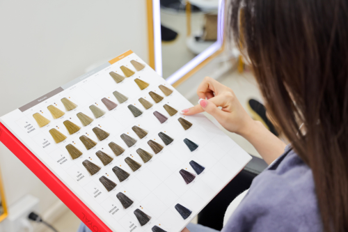 Koloryzacja włosów trwała, półtrwała czy zmywalna? Przewodnik dla osób farbujących włosy